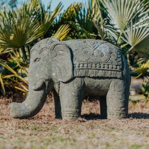 Statua di elefante indiano in pietra vulcanica lunga 85 cm