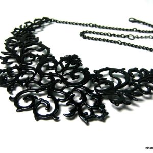 Collier Plastron Noir Pour Femme Volutes Noires